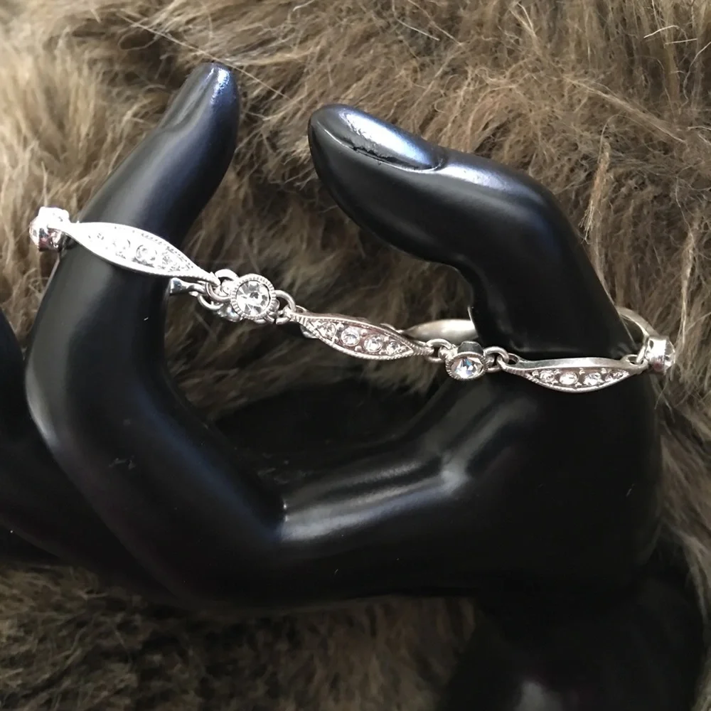 Silver tone clear rhinestone bracelet 7.5”